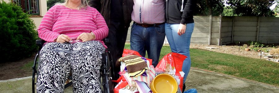 Vlnr is Carine Lombard, Gavin Huges (BARC), Johan en  Candice Lombard, by die items wat deur die Lombard-gesin aan BARC geskenk is